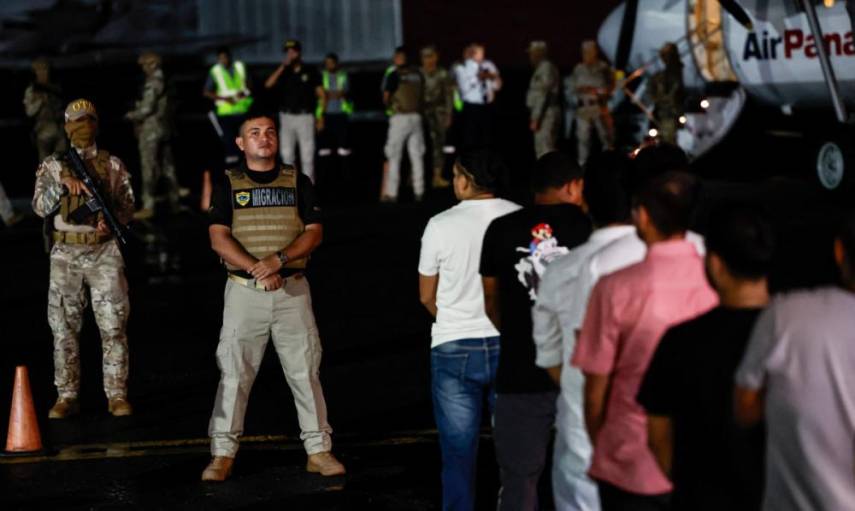 AFP | Migrantes ecuatorianos hacen fila para subir a un avión en el aeropuerto de Albrook Gelabert.