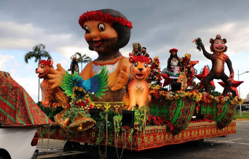 Una de las carrozas del desfile de Navidad de la ciudad capital.