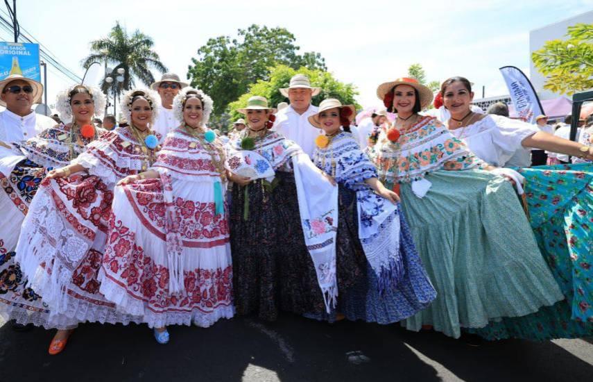 Denuncian falta de organización en el Desfile de las Mil Polleras.