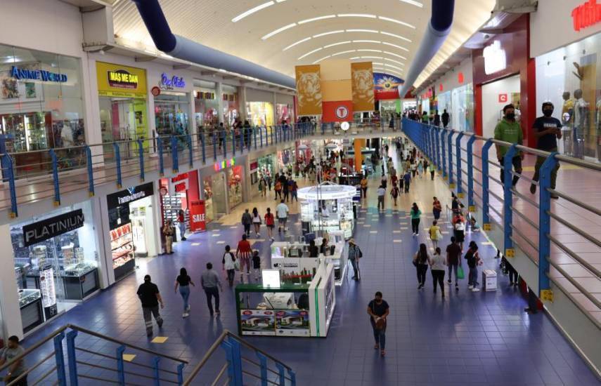 ML | Personas visitan las distintas tiendas en el centro comercial Albrook Mall.