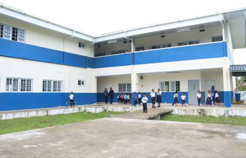 ML | Estudiantes caminan por los pasillos de una escuela oficial.