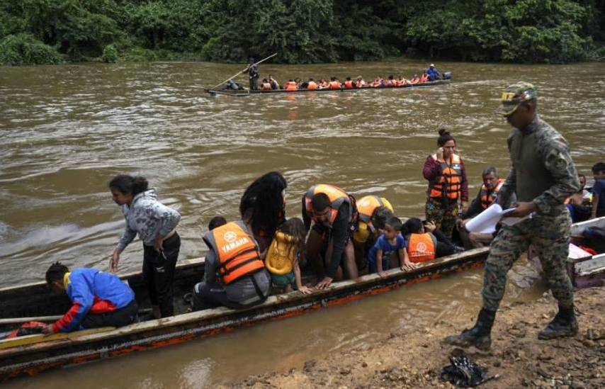AFP | Migrantes llegan en canoa a la Estación Temporal de Asistencia Humanitaria (ETAH) en Lajas Blancas, Darién, Panamá.