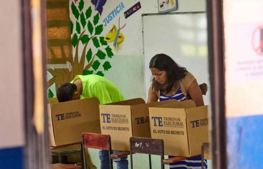 ml | Personas participando del proceso de votación en Panamá.