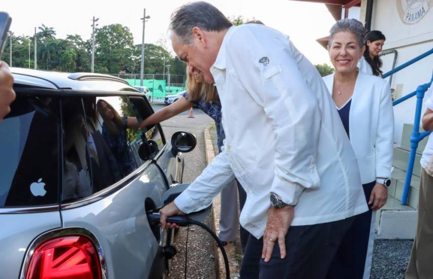 ML | El ministro Juan Carlos Navarro recargando un auto eléctrico.