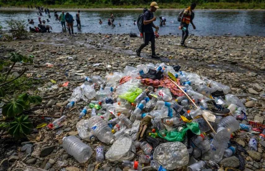 Panamá limpiará selva del Darién, contaminada por paso masivo de migrantes