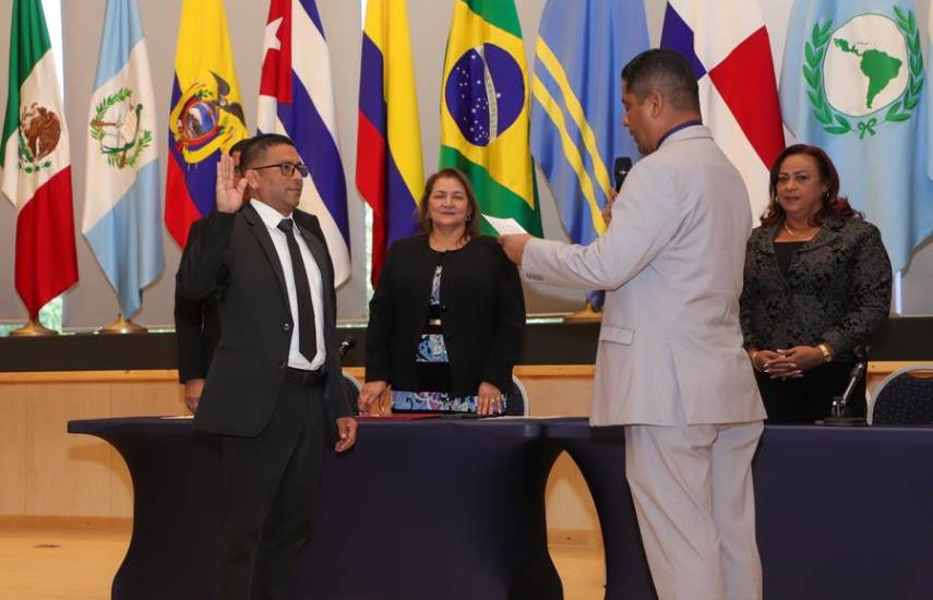 ML | Durante el acto de juramentación.