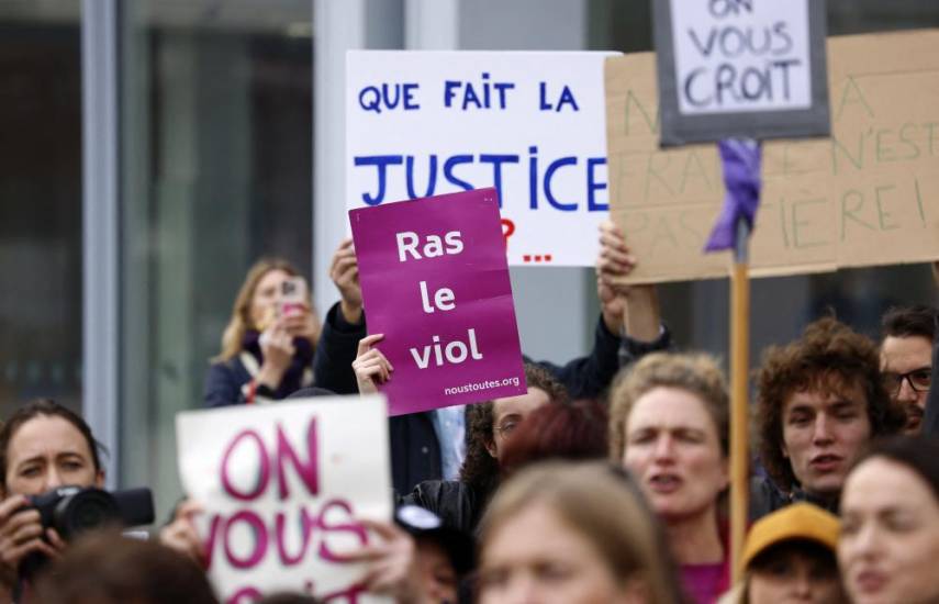 AFP | Durante una manifestación de varias organizaciones frente al tribunal de París donde el actor francés Gerard Depardieu.