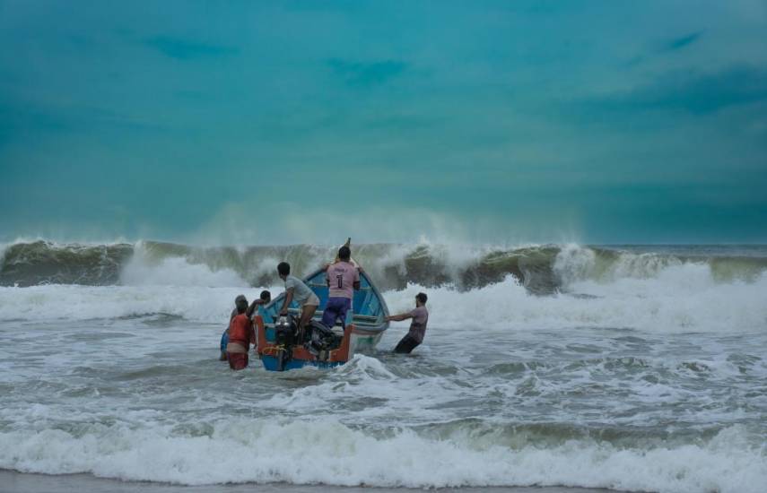 Pexels | Embarcación enfrentan grandes olas.