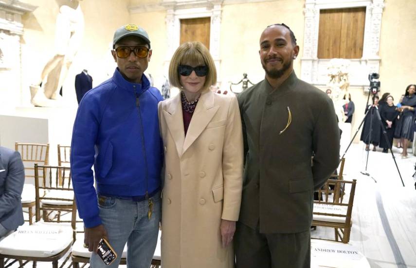 AFP | La celebridad de la Met Gala, Pharrell Williams y Lewis Hamilton, posan con la editora de Vogue, Anna Wintour.