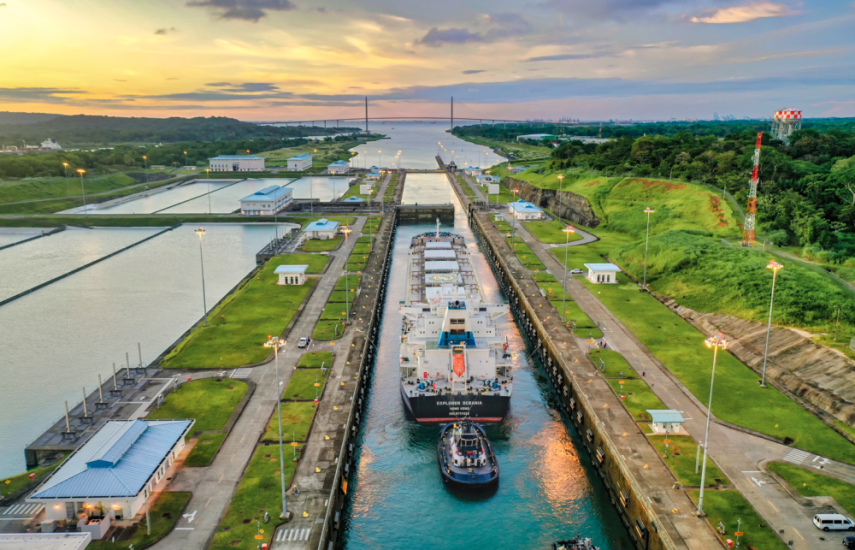 ML | Imagen panorámica de un buque durante su paso por el Canal de Panamá.