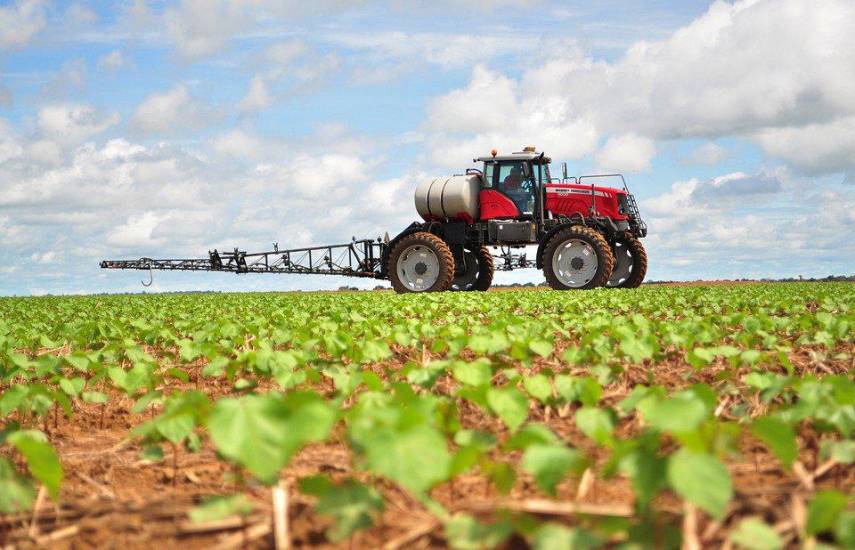 PIXABAY | Un tractor utilizado para realizar labores de cultivo en el campo.