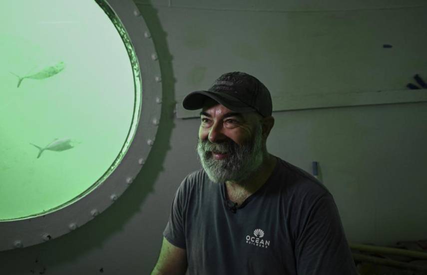 AFP | El ingeniero aeroespacial alemán Rudiger Koch, de 59 años, habla durante una entrevista con la AFP en una sala submarina frente a la costa de Puerto Lindo.