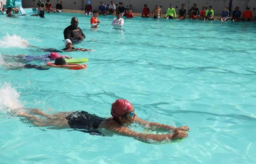 “Mente Azul”: clases de natación gratuitas para adultos mayores