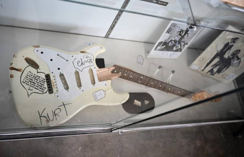 Una guitarra destrozada por Kurt Cobain será subastada en EEUU