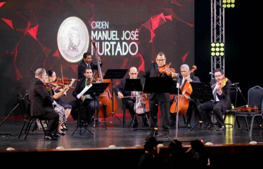 Vicepresidente entrega la Orden Manuel José Hurtado 2022 a docente chiricana