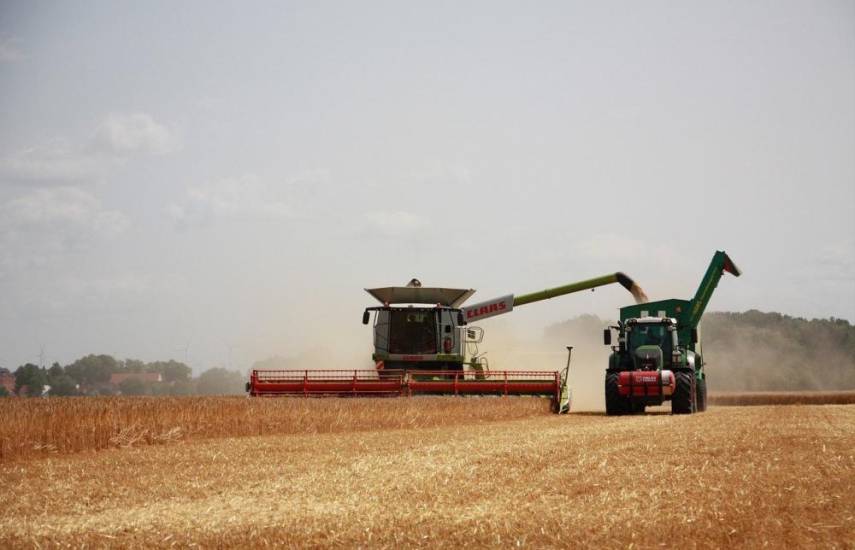 PIXABAY | Un tractor utilizado para realizar labores de cultivo en el campo.