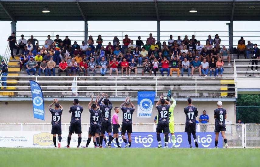 COrtesía | Jugadores del Veraguas United saludan a sus aficionados en un partido de la Liga Panameña de Fútbol (LPF).