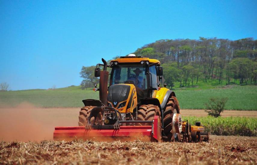 PIXABAY | Un productor de arroz utiliza un tractor para preparar el campo para el cultivo.