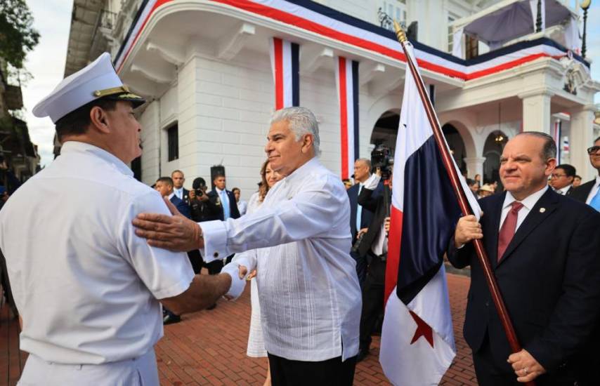 Presidente Mulino rinde honor a la bandera y presenta al abanderado oficial