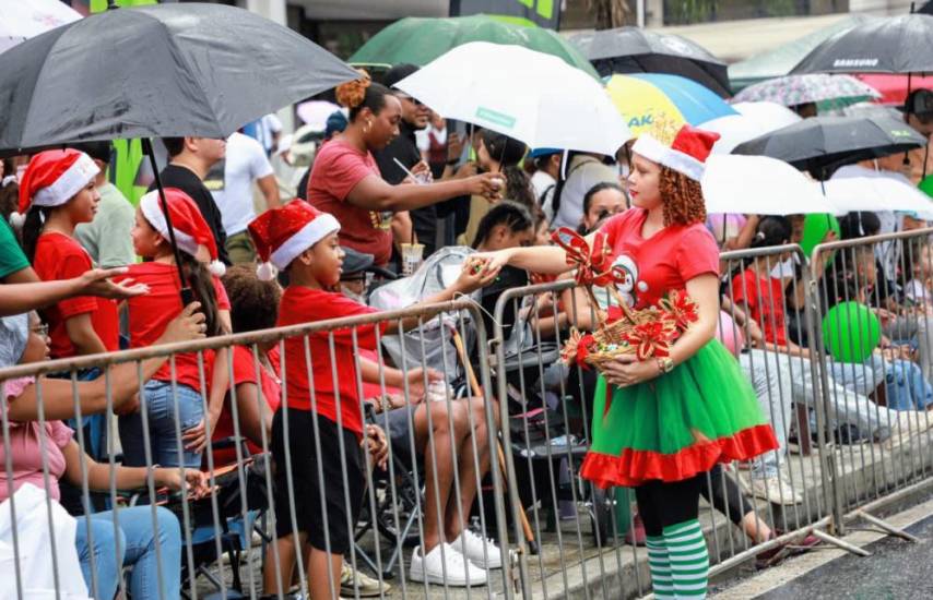 Todo un éxito el desfile de Navidad Ciudad de las Estrellas