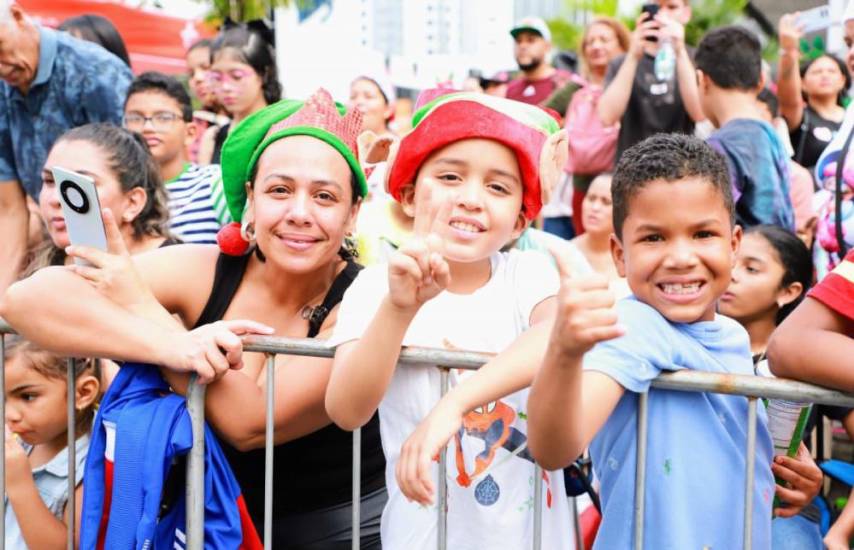 Todo un éxito el desfile de Navidad Ciudad de las Estrellas