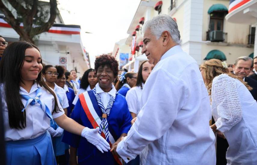 Presidente Mulino rinde honor a la bandera y presenta al abanderado oficial