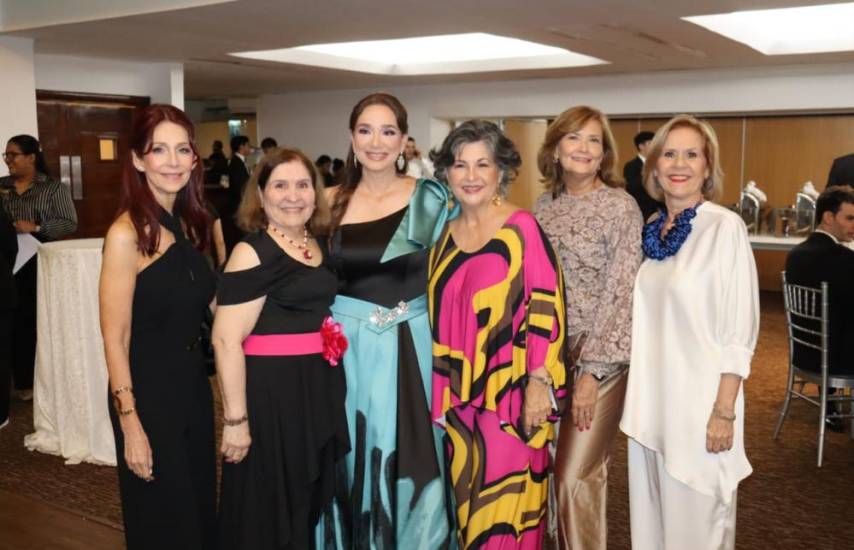 Noche mágica en el Festival de Debutantes de Panamá