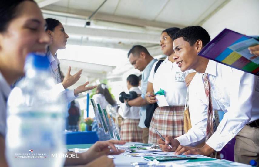 Estudiantes del Colegio Pablo Emilio Corsen reciben orientación vocacional