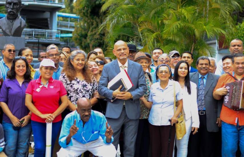 El diputado Ernesto Cedeño junto a miembros del Sindicato de Artistas de Panamá.