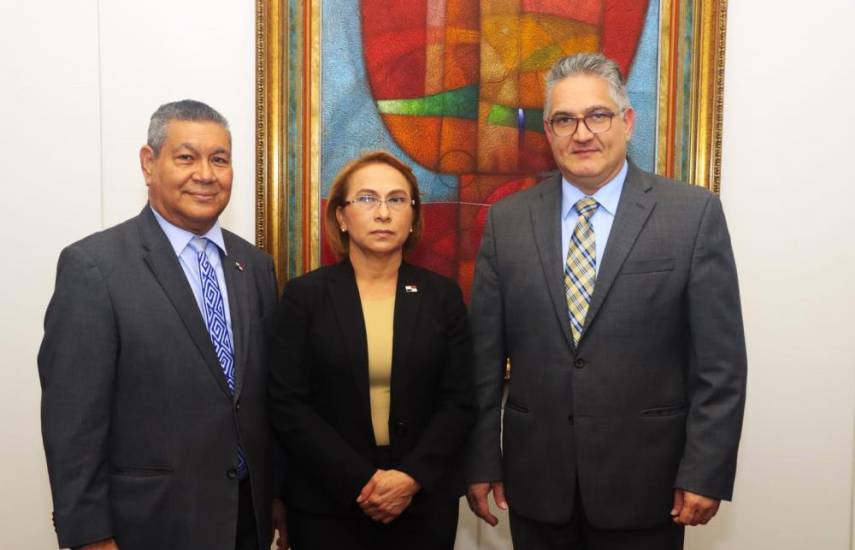 ML | Los magistrados Carlos Ayala Montero, Nelly González y el ministro de la Presidencia Juan Carlos Orillac.