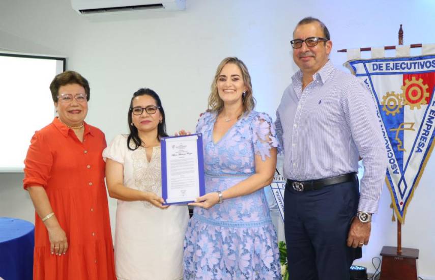 APEDE Chiriquí entrega premio Mujer Destacada 2024 a Marta Alvarado