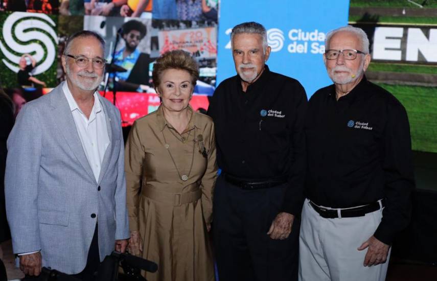 Cortesía | Personalidades participan en el acto de aniversario.