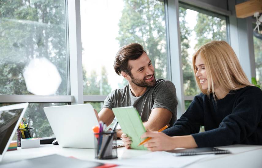 Más de la mitad de los panameños se ha enamorado en el trabajo, según estudio