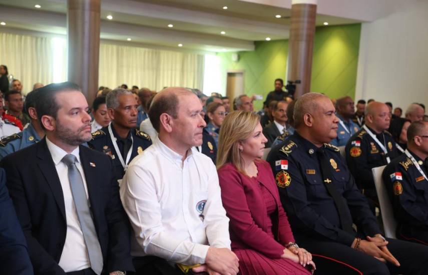 Inaugura en Panamá congreso de bomberos de América Latina