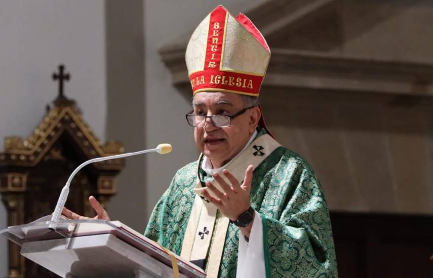 Monseñor Ulloa destaca labor de los maestros en su día