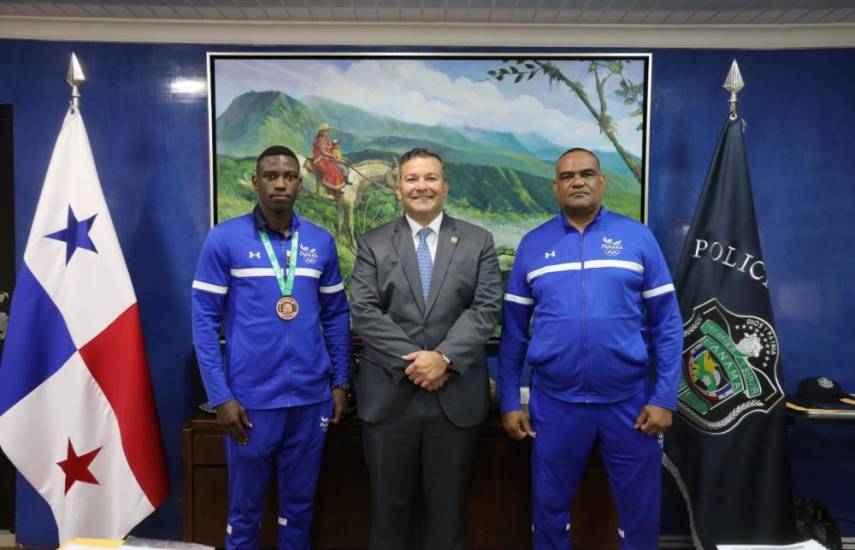 Cabo de la Policía Nacional gana medalla en competencia de boxeo en Inglaterra.