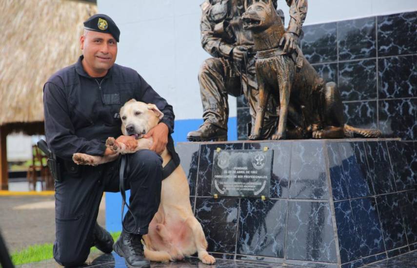“Roy”, un veterano de la Unidad Canina de la Policía Nacional y su entrenador el teniente Javier Santamaría.