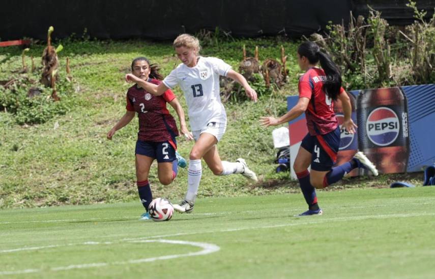 Cortesía FPF | La jugadora panameña Riley Madison Tanner (c), conduce el balón ante futbolistas de Costa Rica, en el segundo amistoso entre ambas jugado ayer.