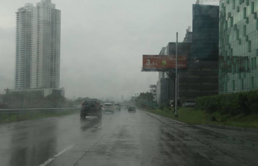 ML | Se recomienda a los conductores en caso de lluvia encender las luces.