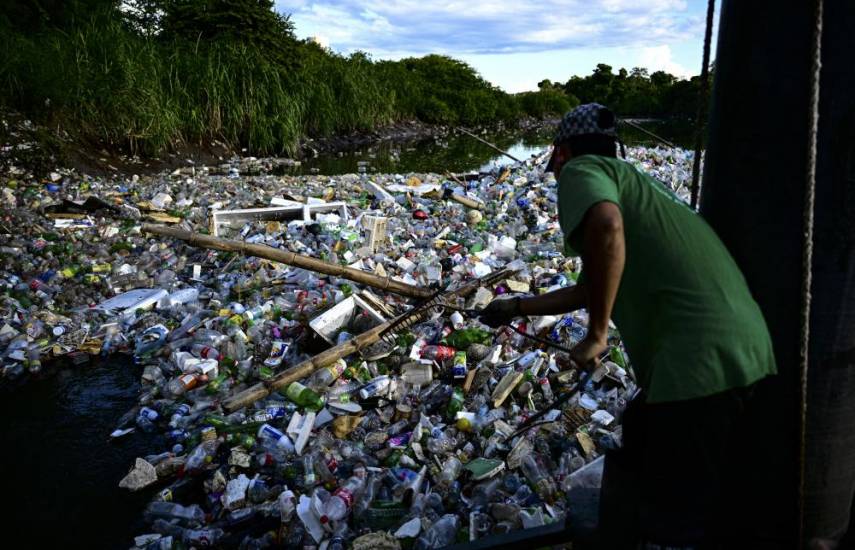 Wanda, la máquina que evita que toneladas de basura lleguen al mar en Panamá