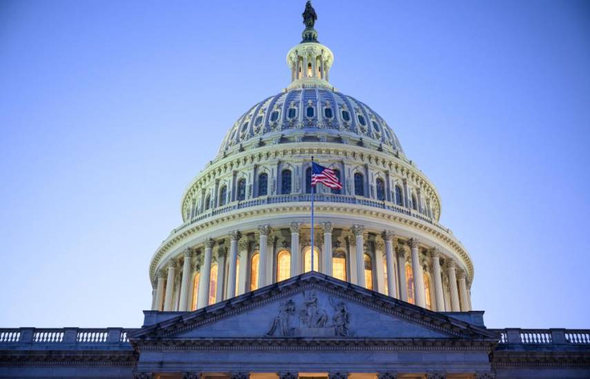 La cúpula del Capitolio de los Estados Unidos se ve al atardecer en Washington.