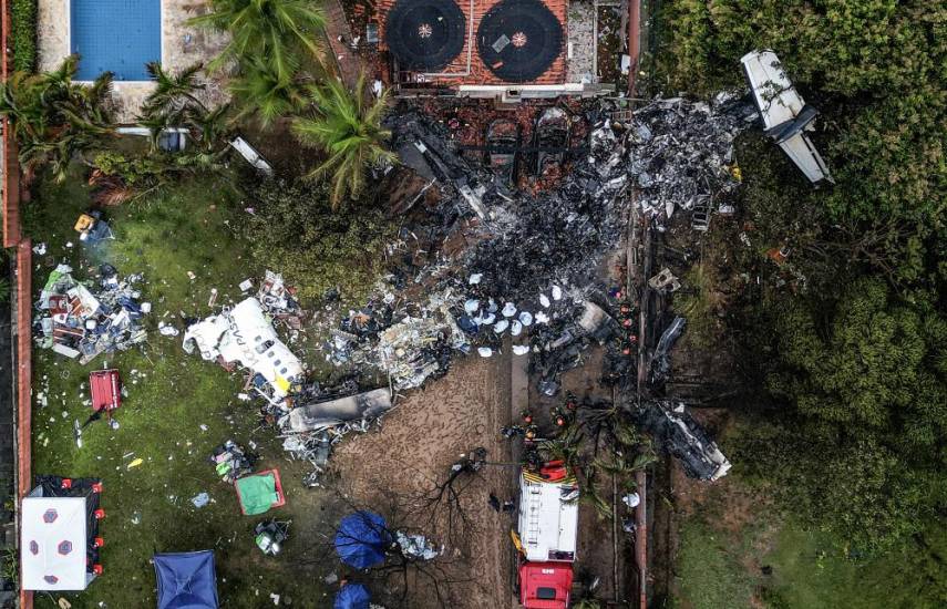 AFP | Vista aérea de los restos de un avión que se estrelló con 61 personas a bordo en Vinhedo, estado de Sao Paulo, Brasil.