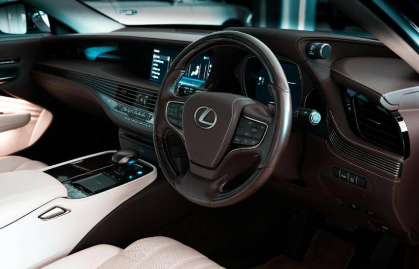 PEXELS | Interior de un auto Lexus.