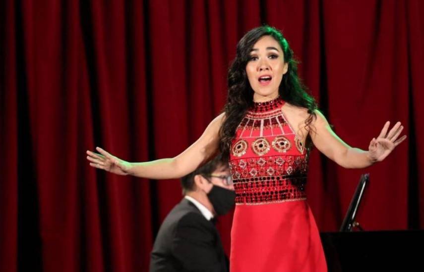 Cortesía | La soprano panameña Libia Montaño durante una interpretación sobre el escenario, acompañada por un pianista.