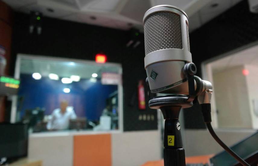 Pexels | Una cabina de radio, espacio donde los locutores transmiten programas en vivo o grabados.