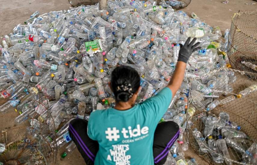 Miembro del personal de Tide clasificando botellas de plástico PET en las instalaciones de recuperación de Tide en la provincia de Ranong, en el sur de Tailandia.