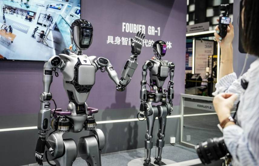 STR / AFP | Robots humanoides en la conferencia mundial sobre inteligencia artificial.