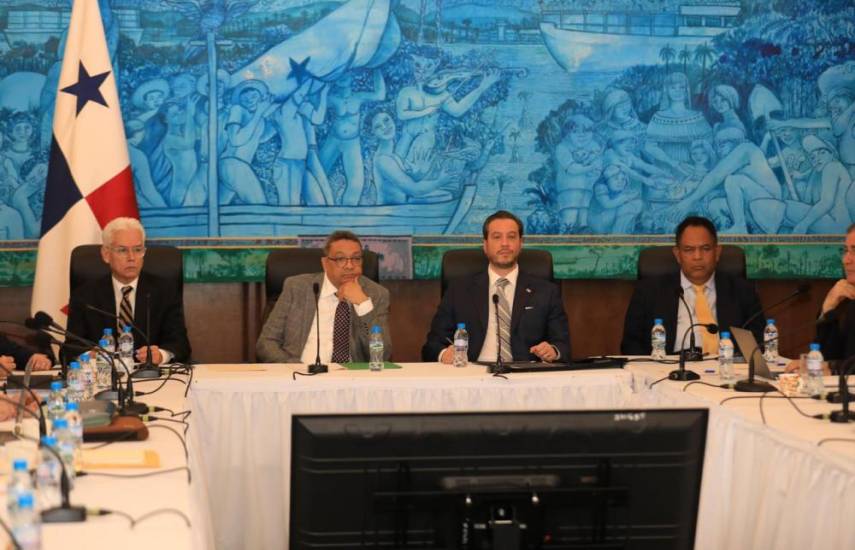 Gremios docentes proponen usar ingresos del Canal e incautaciones para el programa IVM