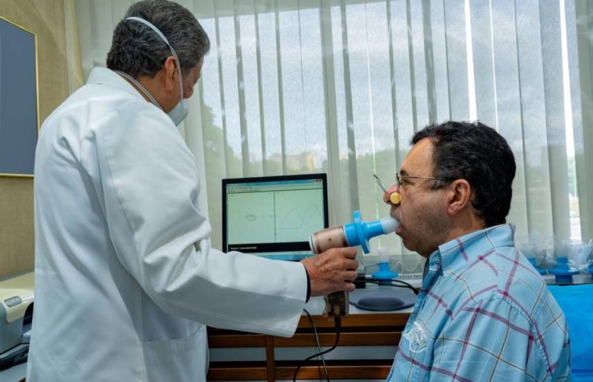 Cortesía | Médico especialista realizando el análisis de espirometría a un paciente.