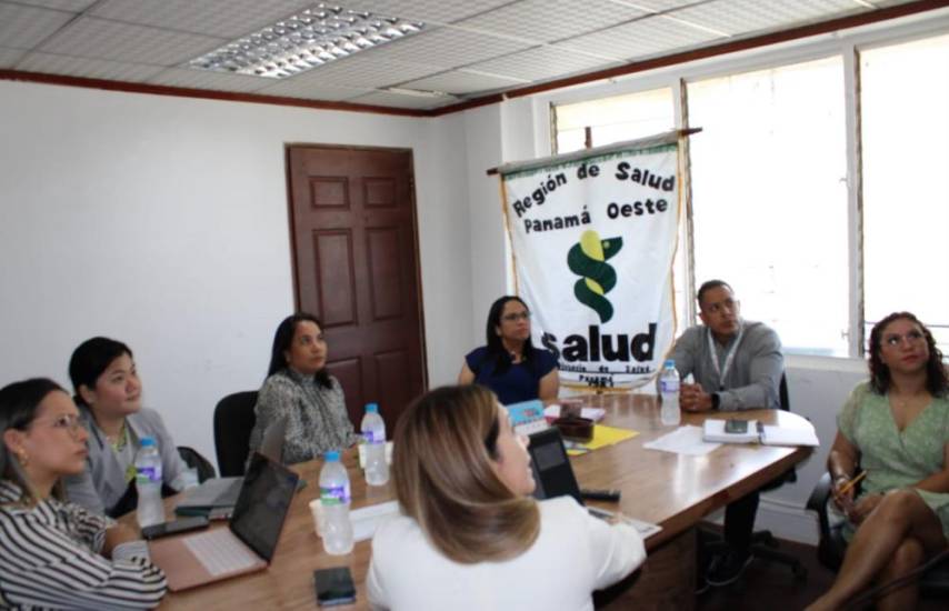 ML | Personal del Minsa reunido analizando temas de mejoras.